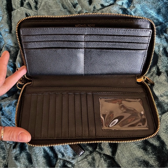 Michael Kors jet set large wallet/wristlet - Picture 2 of 3